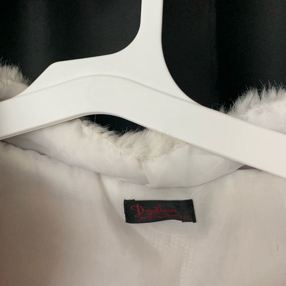 White fluffly jacket - Picture 3 of 5